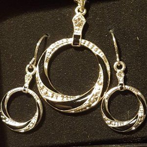 Avon Luanay Necklace/Earrings Gift Set silver and black NIB